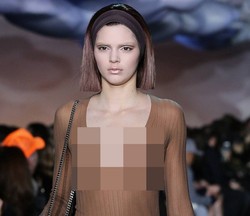 Kendall Jenner Pamer Dada Saat Jadi Model di Runway Marc Jacobs