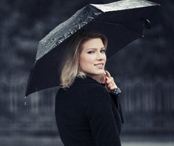 Tips Merias Diri dan Menata Rambut Saat Musim Hujan