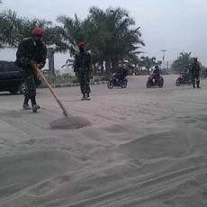 Gunung Kelud Melemah, Kopassus Bersih-bersih Jalan di Kediri