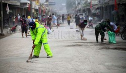 1.200 Personel TNI-Polri Kerja Bakti Bersihkan Sisa Abu Kelud di Jalan