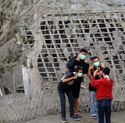 Usai Beri Bantuan, Warga Berfoto di Lokasi Bencana