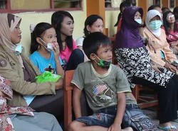 Pengungsi di GOR Ganesha Kota Batu Keluhkan Minimnya MCK