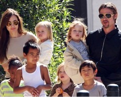 Valentine, Brad Pitt Hadiahi Kalung Berlian Rp 140 Juta untuk Putrinya