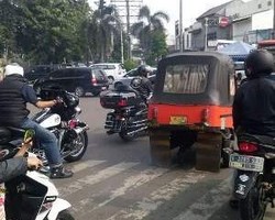 Pengendara Harley dan Bajaj Sama Saja, Langgar Garis Batas Lampu Merah