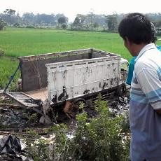 4 Wanita yang Tengah Bercocok Tanam Luka Akibat Truk Terjun ke Sawah