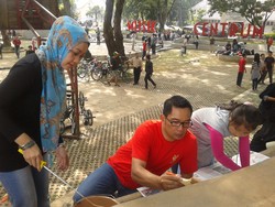 Wali Kota Ridwan Kamil dan Warga Bahu-Membahu Ngecat Taman Musik Centrum