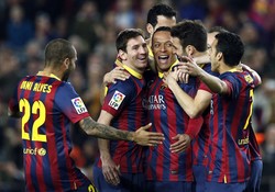Pesta gol Barca sudah dimulai saat pertandingan baru berjalan dua menit. Sepakan terarah Adriano dari sisi kiri luar kotak penalti bersarang ke sudut kiri bawah gawang Vallecano. REUTERS/Albert Gea.