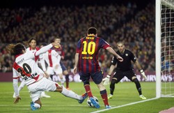 Messi menggandakan keunggulan El Barca di menit 36. Meneruskan umpan terobosan dari Cesc Fabregas, Messi dengan jeli mencungkil bola melewati kiper Vallecano Ruben yang sudah meninggalkan posnya. REUTERS/Albert Gea.     