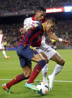 Barca menjauh di menit 53 lewat kaki Alexis Sanchez. Berawal dari umpan terobosan Messi, sepakan terarah pesepakbola asal Chile itu menggetarkan jala gawang Ruben untuk ketiga kalinya. REUTERS/Albert Gea.