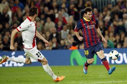 Messi membukukan gol keduanya di gawang Vallecano saat laga berjalan 68 menit, lewat satu sepakan dari dalam kotak penalti. Kali ini gantian Sanchez yang menjadi otaknya. REUTERS/Albert Gea.
