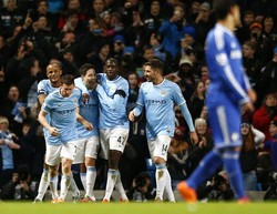 Di paruh kedua laga, City itu sukses membobol gawang yang dikawal oleh Cech untuk kali kedua lewat sepakan Samir Nasri. REUTERS/Darren Staples.     