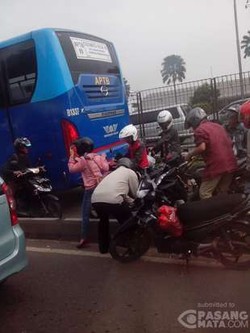 TransJ Mogok di Cawang, Pemotor Berlomba Angkut Motor Keluar Busway