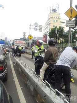 Pritt! Polisi Tilang Pemotor yang Nekat Terobos Busway di Mampang