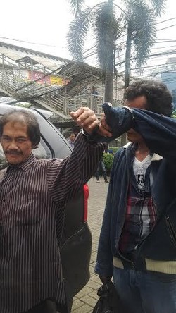 Duo Pencopet di Kopaja P20 Menyerah Setelah Dikepung Warga di Halte Pejaten