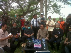 Kepanasan di Tenda Pengungsian, Para Menteri Berteduh di Bawah Pohon