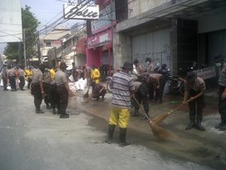 Warga Yogya Bersih-bersih Abu Kelud, Sultan Keliling Pakai Masker