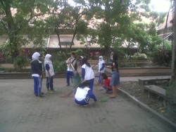 Masuk Sekolah, Siswa di Yogya Kerja Bakti Bersihkan Abu Kelud