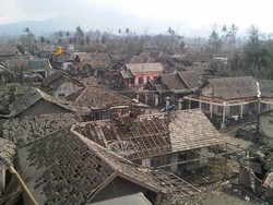 Pemandangan Atap-atap Rumah yang Bolong Setelah Dihujani Abu Kelud