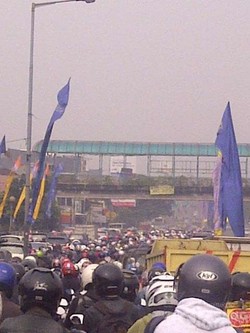 Jl Abdullah Syafei yang Sering Banjir Dibeton, Pemotor Kena Macet 2 Jam