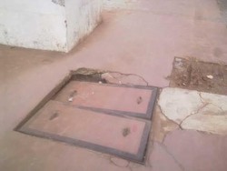 Ada Lubang yang Merisaukan di Trotoar di Depan Wisma Metropolitan