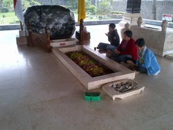 Cerita Paranormal di Makam Bung Karno Saat Gunung Kelud Meletus