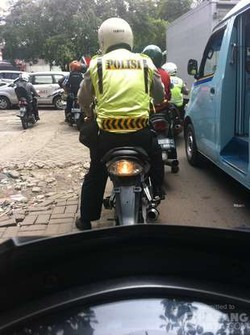Pak Polisi Kok Naik Motor Nggak Ada Pelat Nomornya?