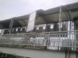 Awas! Ada Seng Reklame yang Hampir Jatuh di Jembatan Busway Polda