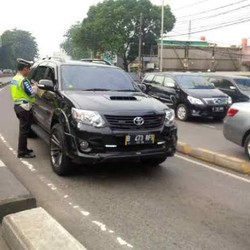 Polisi Tilang Sopir Mobil Pelat RFS yang Terobos Busway di Mampang
