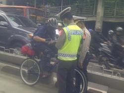 Naik Sepeda di Busway, Ahmad Diberi Sanksi Teguran oleh Polisi