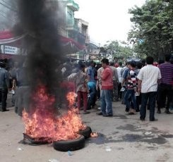 Dilempar Petasan, Polisi Balas dengan Tembakan