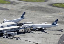 Pasang Video Keselamatan Berbikini, Maskapai Ini Diprotes Penumpang