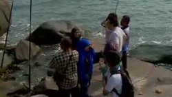 Begini Ketika Ahok Basah-basahan di Pantai Pribadi