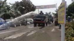 Demi SBY, Abu di Pengungsian Gunung Kelud Digelontor Water Canon