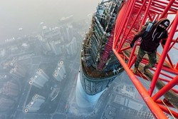 2 Petualang Nekat Panjat Shanghai Tower 650 Meter