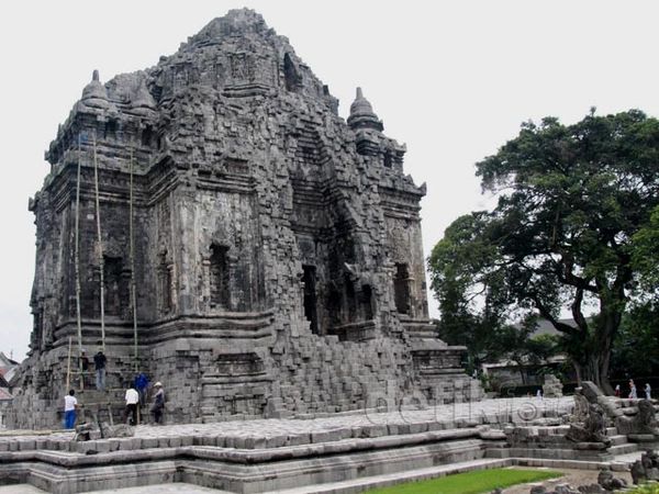 Abu Kelud di Candi Kalasan Dibersihkan