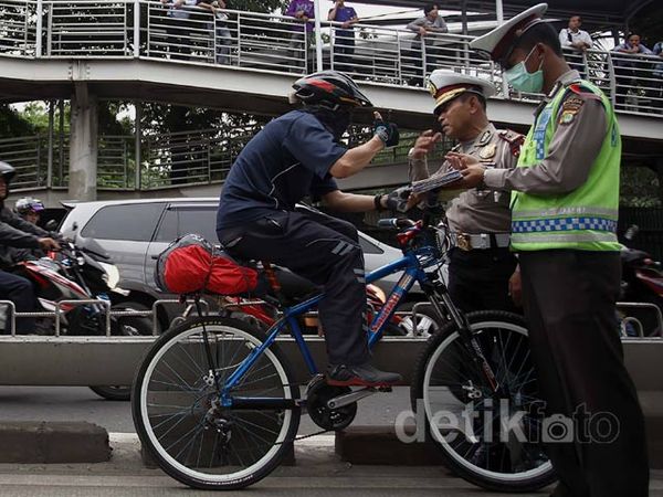 Masuk Jalur TransJ, Pengendara Sepeda Diperingati