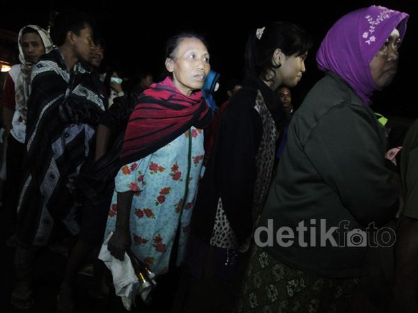 Korban Kelud Antre Bantuan
