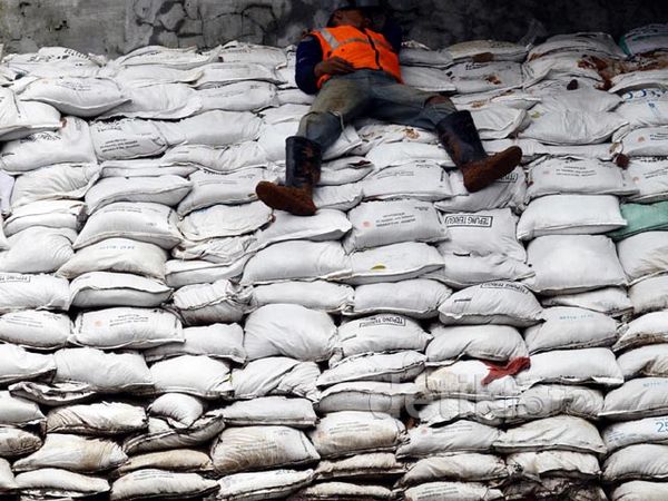 Tertidur Pulas di Tumpukan Tanggul Sementara