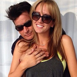 Charlie Sheen Tunangan dengan Bintang Film Porno Brett Rossi