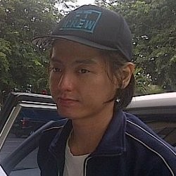 Kembali dari BNN, Roger Danuarta Tebar Senyum