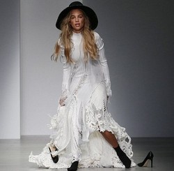 Ups, Model Ini Lepas Sepatunya karena Tersangkut Gaun di Panggung LFW 2014