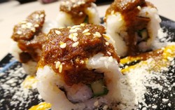 Suntiang: Saat Rendang Daging Berkolaborasi Dalam Gulungan Sushi