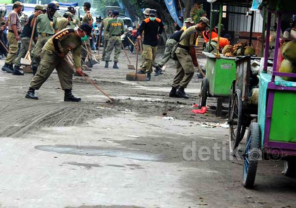 Satpol PP Bersihkan Abu Kelud
