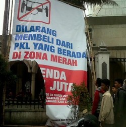 Oknum PKL Merobek Baliho Denda Rp 1 Juta di Jalan Dalem Kaum