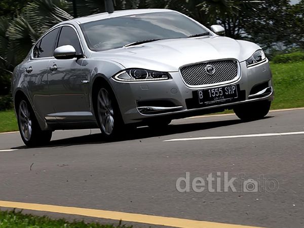 Menjajal Sedan Mewah Jaguar XF