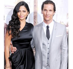 8 Selebriti yang Membuat Lamaran Romantis untuk Kekasih