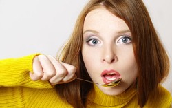 Agar Cepat Kenyang Makanlah Buah Segar dan Bayam
