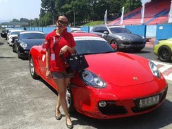 Artis Seksi Cynthiara Alona Punya Porsche Tapi Bukan Pemberian Wawan