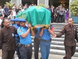 Dosen dan Mahasiswa UGM Beri Penghormatan Terakhir untuk Prof Damardjati