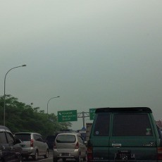 Truk Mogok di Tol Jagorawi KM 17, Lalin Arah Cawang Padat Merayap